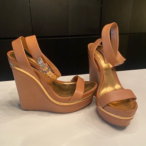 BCBGMAXAZRIA sandal wedge. Size 8.5 (fits like an 8). Used condition. - Picture 2 of 8